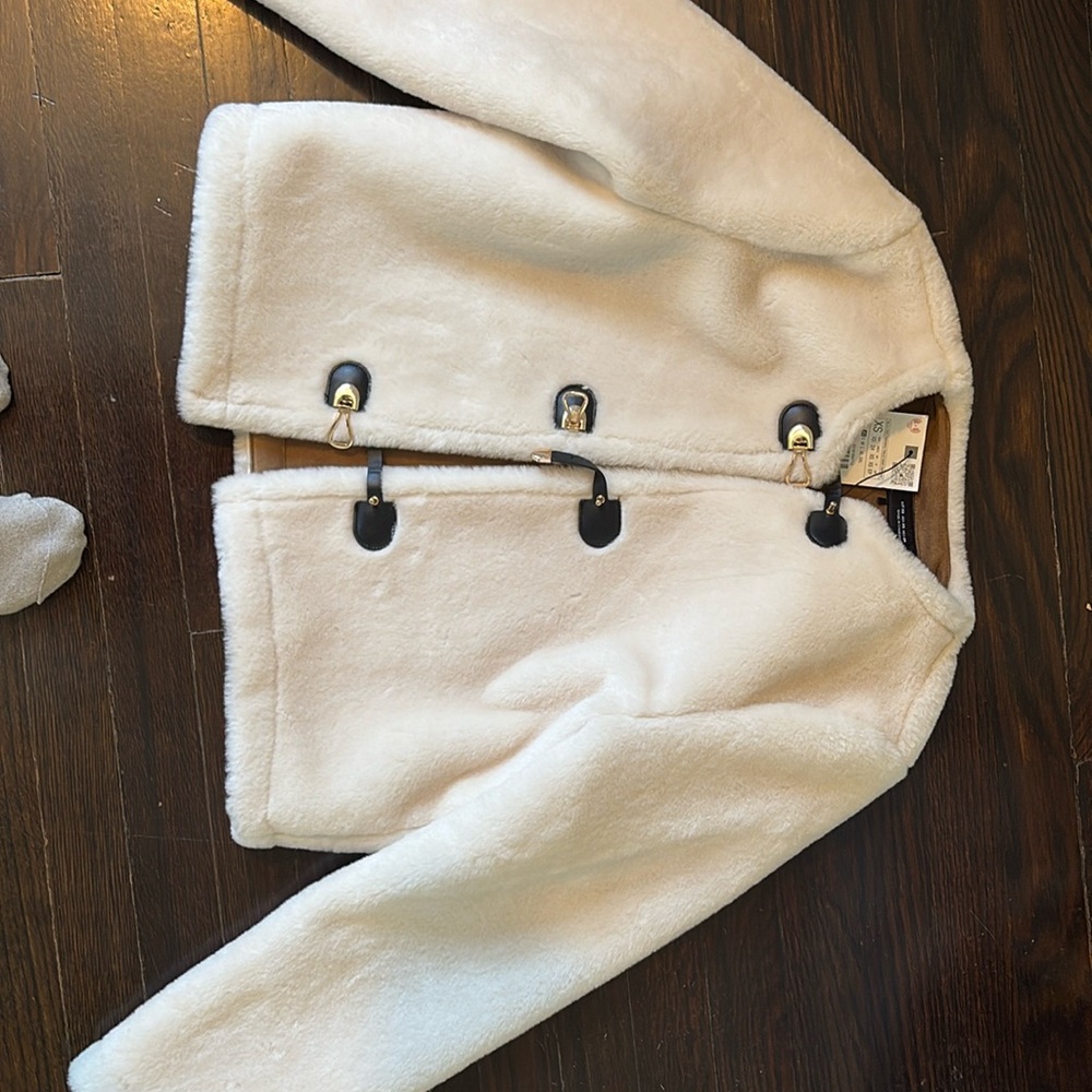 NWT Zara toggle “double faced jacket”
Never been worn
Cream 
Women XS